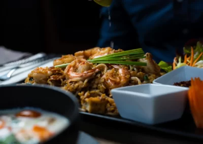 Restaurant, Teller mit gebratenen Nudeln