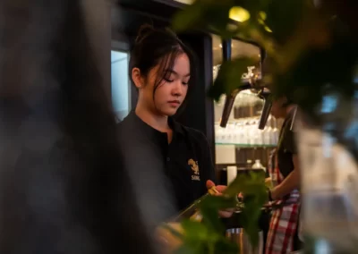 Mitarbeiterin bereitet Gericht vor