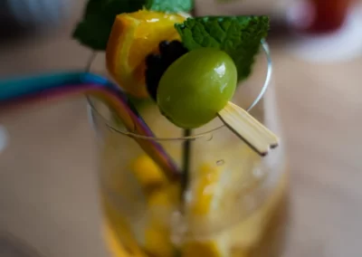 Cocktail mit frischer Garnierung
